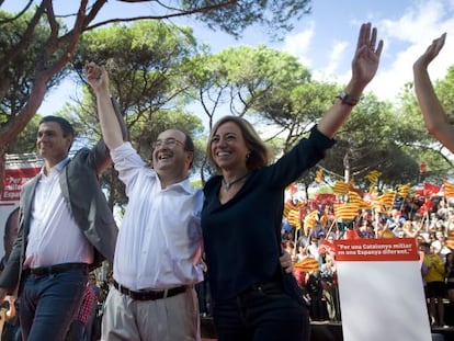 Pedro S&aacute;nchez, Miquel Iceta y Carme Chac&oacute;n, ayer en la Fiesta de la Rosa en Gav&agrave; (Barcelona).