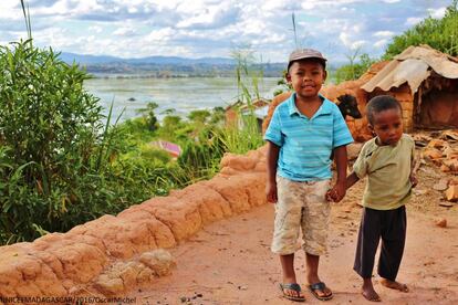 Miranto (izquierda) y Sitraka (derecha) son buenos amigos y posan cogidos de la mano para ser fotografiados este 2016. Ambos tienen cinco años y nacieron el mismo día en Madagascar, donde el 49% de los niños sufren desnutrición crónica, como Sitraka.