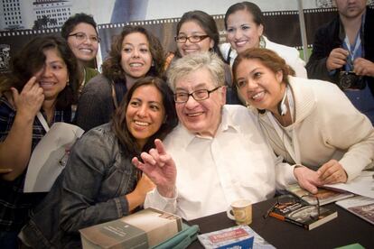 O poeta mexicano é tietado o por várias mulheres na Feira Internacional do Livro de Guadalajara (México) pouco depois de receber o Prêmio Cervantes de Literatura 2009.