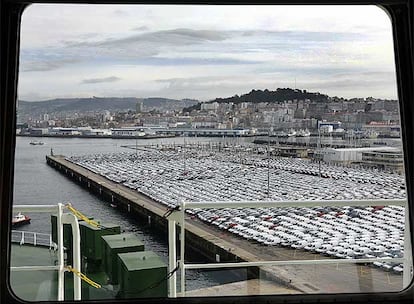 Miles de coches de la planta de Citroën, almacenados en el muelle de Bouzas el pasado miércoles.