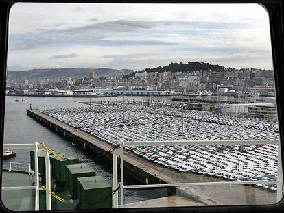 Miles de coches de la planta de Citroën, almacenados en el muelle de Bouzas el pasado miércoles.