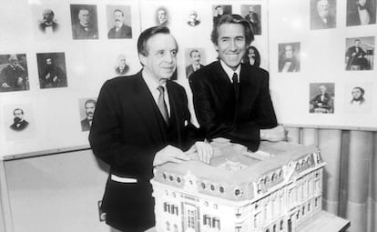 El expresidente del banco de Bilbao, José Ángel Sánchez Asiaín, junto al expresidente del banco de Vizcaya, Pedro Toledo, en una foto tomada para ilustrar el proceso de fusión entre las dos entidades aprobado el 27 de enero de 1988.