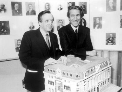 El expresidente del banco de Bilbao, José Ángel Sánchez Asiaín, junto al expresidente del banco de Vizcaya, Pedro Toledo, en una foto tomada para ilustrar el proceso de fusión entre las dos entidades aprobado el 27 de enero de 1988.