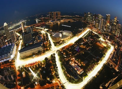 Fotografía aérea tomada con un objetivo de ojo de pez que muestra el circuito de Marina Bay en Singapur al anochecer. El Gran Premio de Singapur se celebra el próximo 17 de septiembre de 2017.