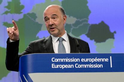 El comisario europeo de Economía, Pierre Moscovici, presenta las previsiones económicas de primavera de la CE. (AP Photo/Virginia Mayo)