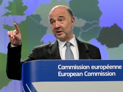 El comisario europeo de Economía, Pierre Moscovici, presenta las previsiones económicas de primavera de la CE. (AP Photo/Virginia Mayo)