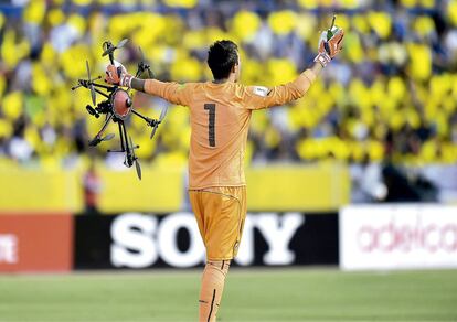 Uruguai perdia de 1x 0 para o Equador nas eliminatórias de classificação para a Copa do Mundo da Rússia 2018 quando Fernando Muslera, o goleiro da seleção, se preocupou com outra coisa: desviar de um drone pilotado por um torcedor, que caiu do seu lado.