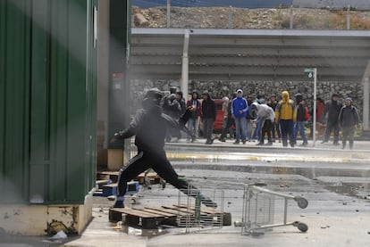 Los asaltantes de un supermercado en San Carlos de Bariloche se enfrentan con piedras a los antidisturbios.