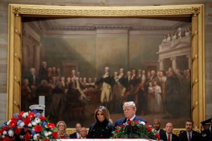 O presidente dos Estados Unidos, Donald Trump, e a primeira dama, Melania Trump, acompanham o velório