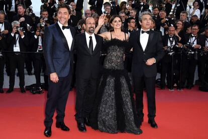 De derecha a izquierda, el actor argentino Ricardo Darín, la actriz española Penélope Cruz, el director iraní Asghar Farhadi y el actor Javier Bardem asisten al estreno de la película 'Todos lo saben', el 18 de mayo de 2018.