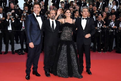 De derecha a izquierda, el actor argentino Ricardo Darín, la actriz española Penélope Cruz, el director iraní Asghar Farhadi y el actor Javier Bardem asisten al estreno de la película 'Todos lo saben' en Cannes, el 18 de mayo de 2018.