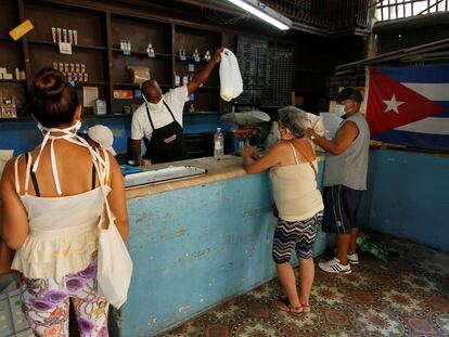 Clientes compran productos en una bodega estatal, en La Habana.