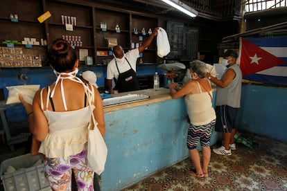 Clientes compran productos en una bodega estatal, en La Habana.