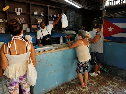 Clientes compran productos en una bodega estatal, en La Habana.