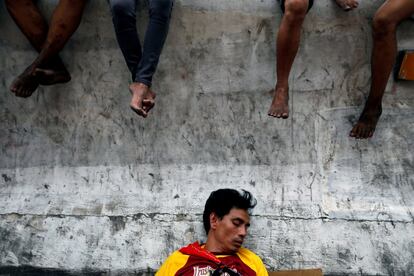 Un devoto filipino descansa durante la procesión del Cristo negro, en Manila (Filipinas).