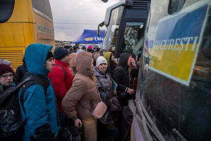 Sin mucho control, los refugiados se subían a decenas de autobuses en la frontera de Palanca con destino Chisináu, la capital del país, o Bucarest (Rumanía) predominantemente. El trasiego y a falta de registro impidieron saber con certeza cuántos ucranios permanecían en Moldavia y cuántos continuaban su camino hacia otros países de Europa. 