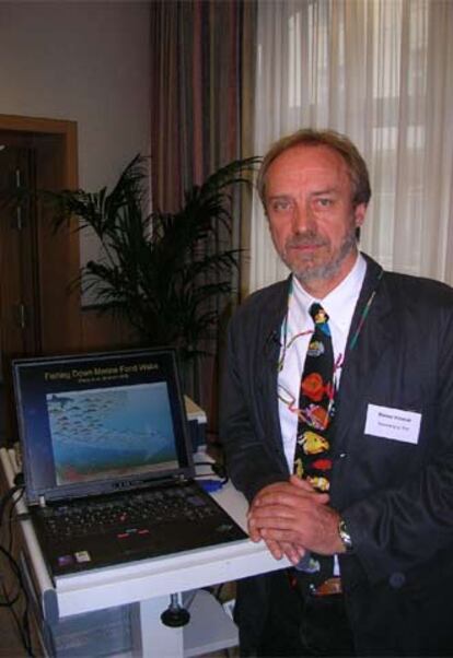 Rainer Froese, junto a un ordenador con la página <i>web</i> de Fishbase.