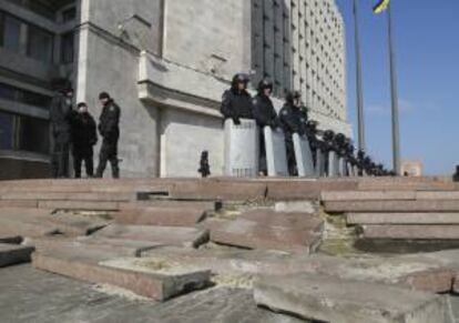 Varios policías antidisturbios hacen guardia a las puertas de la sede de la Administración Regional de Donetsk (Ucrania), la semana pasada.