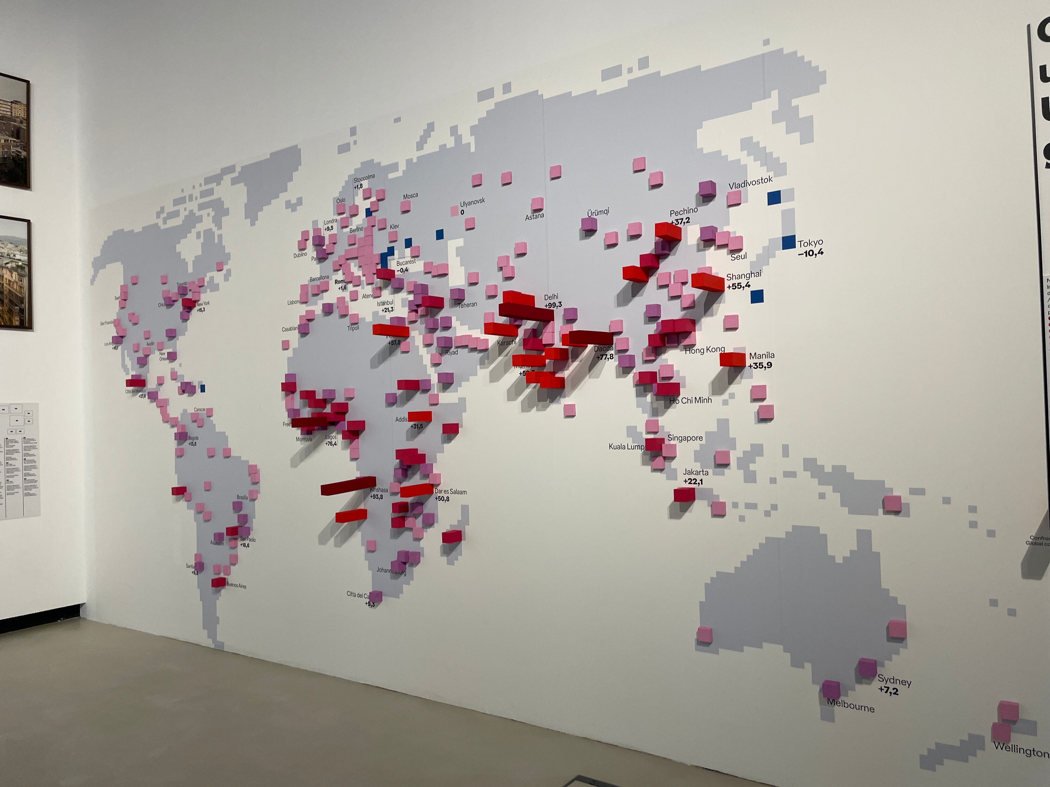 Mapamundi en uno de los muros de la exposición 'Roma en el mundo' ‘Roma en el Mundo’, en el museo MaXXI de la capital italiana.