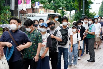 Varias personas esperan en Tokio el 29 de agosto para recibir la cita para vacunarse el 29 de agosto.