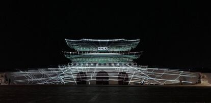 ¡Un espectáculo multimedia con motivo de los Juegos Olímpicos de Invierno de PyeongChang 2018 es proyectado sobre la Puerta Gwanghwamun en Seúl, Corea del Sur.