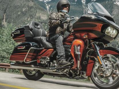 Harley Davidson CVO Road Glide Ultra 2015.