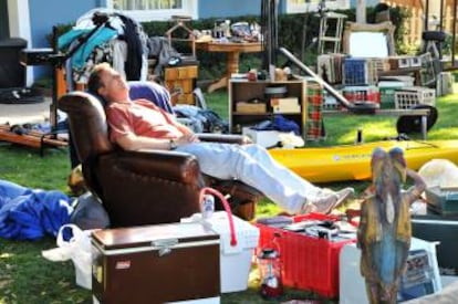 En 'Everything Must Go' ('Volver a empezar'), Will Ferrell da vida a un fracasado que decide vender sus pertenencias en un 'yard sale', una venta en el jardín de su casa, típica en Estados Unidos. Al principio no se le da muy bien la tarea, pues le cuesta desprenderse del valor sentimental de muchos objetos. |