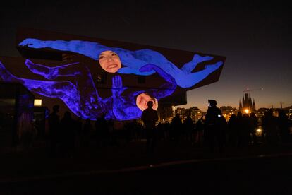 La instalación "Being Giants", de Caroline Robert y Vincente Morisset, un mural interactivo proyectado sobre el Museo del Diseño MHub.