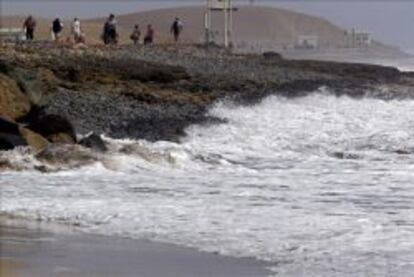 Varios turistas pasean por la playa de Maspalomas, en el sur de la isla de Gran Canaria.