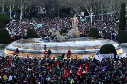 Miles de personas se concentran desde poco antes de las seis de la tarde en la plaza de Neptuno de Madrid