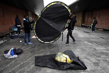 Migrants pack up their belongings and a tent, as they prepare to leave after sleeping on the floor in Saint-Denis outside Paris on October 11, 2017.
Unprecedented waves of migration are affecting the world today with record numbers of people escaping war-torn regions, poverty, persecution and natural disasters. That influx of people is just a fraction of the record 65.6 million people who were either refugees, asylum seekers or internally displaced around the world by the end of 2016, according to the UN refugee agency. / AFP PHOTO / CHRISTOPHE ARCHAMBAULT