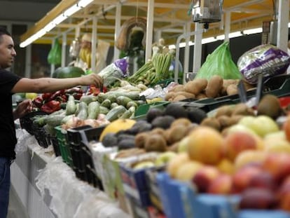 Puesto de frutas y verduras en un mercado