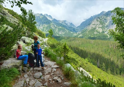 Entre las sendas que discurren por estas montañas, la Tatranská Magistrala es la opción más clásica. 42 kilómetros (tres días) desde la villa alpina de Podbanské (accesible desde Pribylina) hasta el pueblo de Zdiar (y sus casitas de colores) o viceversa, pues esta localidad cuenta con mejores opciones de alojamiento. La ruta requiere cierta preparación: en el camino aguardan empinados repechos de hasta medio kilómetro en varias ocasiones y crestas que superan los 2.000 metros de altitud, y que hacen factible encontrar tramos con hielo y nieve incluso dentro de las fechas oficiales para realizar la ruta: de mediados de junio a finales de octubre. El camino atraviesa lagos alpinos y espectaculares valles, contempla las principales cumbres del Alto Atlas eslovaco y pasa los refugios de montaña de Starý Smokovec y Štrbské Pleso.