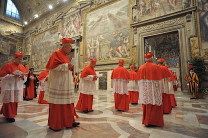 Un total de 115 cardenales, 81 del orden de los presbíteros, 30 del de los diáconos y cuatro del orden de los obispos llegan a la capilla Sixtina donde empezará el cónclave para elegir nuevo Papa.
