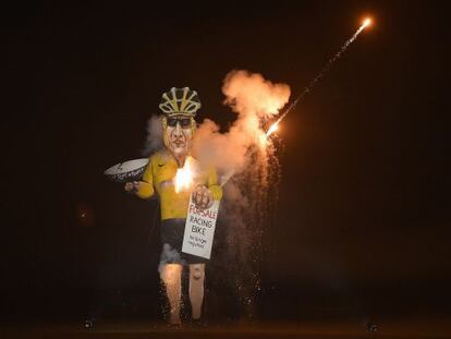 Una estatua de Armstrong arde durante "La noche de las hogueras" en Edenbridge.