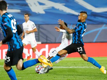 Rodrygo dispara ante Vidal en Valdebebas.