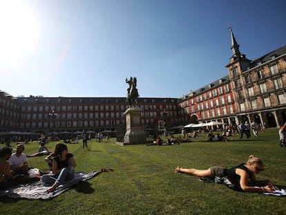La plaza Mayor de Madrid estará cubierta de césped hasta el proximo domingo.