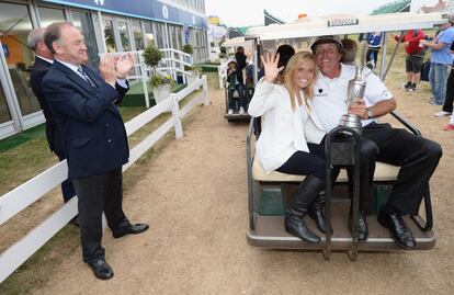 Phil Mickelson y su mujer, Amy, con el trofeo.