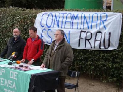 Mesa de petición de firmas contra la contaminación en Torelló.