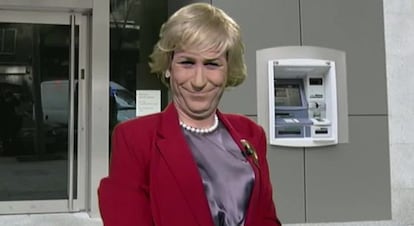 Joaquín Reyes, como Esperanza Aguirre 'Aguirreitor', en el cajero de la Gran Vía donde detuvo su coche.