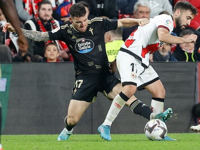 MADRID, 10/11/2022.- El centrocampista del Celta de Vigo Javi Galán (d) cjunto a Unai López (i), del Rayo Vallecano, durante el partido de Liga que disputan el Rayo Vallecano y el Celta de Vigo este jueves en el estadio de Vallecas, en Madrid. EFE/ Javier Lizón
