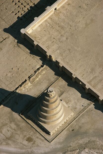 El Malwiya o minarete en espiral de la Gran Mezquita de Samarra (norte de Bagdad, Irak), que se construyó a mediados del siglo IX. Todo lo que queda de la mezquita —se cree que pudo ser la más grande del mundo en su día— son el muro exterior y sus bastiones.