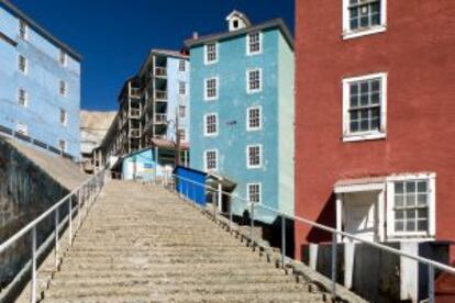 Edifícios de cor pastel na cidade mineira de Sewell, construída junto às jazidas de cobre de El Teniente, nos Andes chilenos.