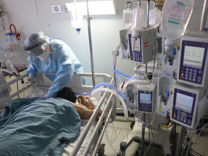 Un médico atiende a un enfermo de la covid-19 en el Hospital Juárez de Ciudad de México.