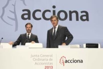 Juan Ignacio Entrecanales y José Manuel Entrecanales, vicepresidente y presidente de Acciona, respectivamente, en la junta de Acciona celebrada hoy.