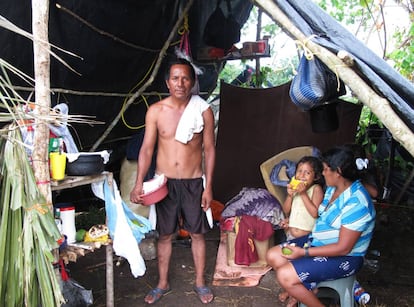 Campesino guatemalteco frente a su carpa en el improvisado campamento en la frontera con México.