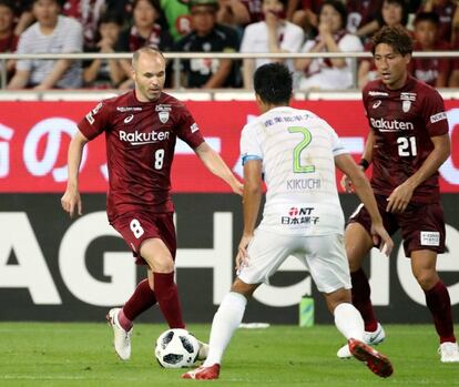 Andrés Iniesta  (izquierda), jugador español del Vissel Kobe, en un momento del partido frente al Vissel Kobe.