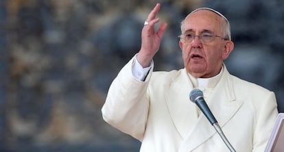 El papa Francisco bendice a los fieles durante la audiencia general de los mi&eacute;rcoles en la plaza de San Pedro en el Vaticano. 