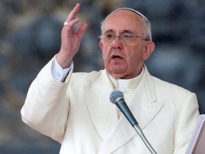 El papa Francisco bendice a los fieles durante la audiencia general de los miércoles en la plaza de San Pedro en el Vaticano.