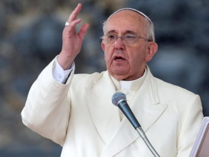 El papa Francisco bendice a los fieles durante la audiencia general de los mi&eacute;rcoles en la plaza de San Pedro en el Vaticano. 